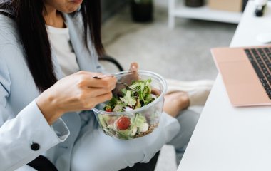 Ученые выяснили, как звуки еды помогают похудеть
