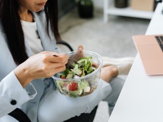 Ученые выяснили, как звуки еды помогают похудеть