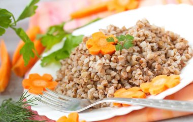 Самая вкусная гречка с мясом в сковороде: ужин без хлопот