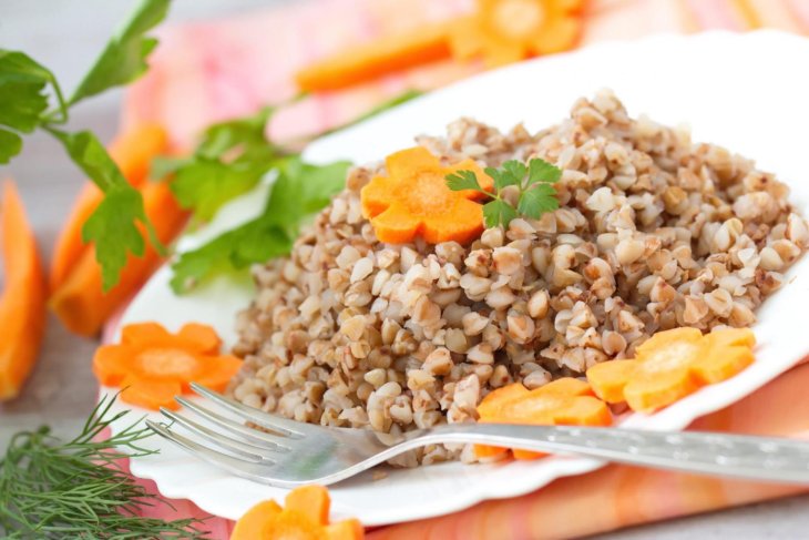 Самая вкусная гречка с мясом в сковороде: ужин без хлопот