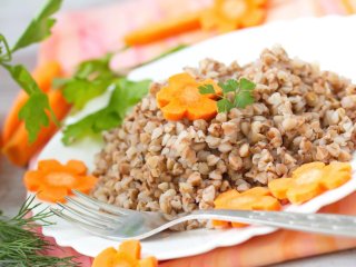 Самая вкусная гречка с мясом в сковороде: ужин без хлопот