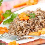 Самая вкусная гречка с мясом в сковороде: ужин без хлопот