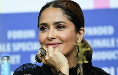 54-летняя Хайек перед камерой раздвинула ноги 