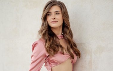 23-летняя жена Владимира Остапчука блеснула фигурой в полупрозрачном нижнем белье