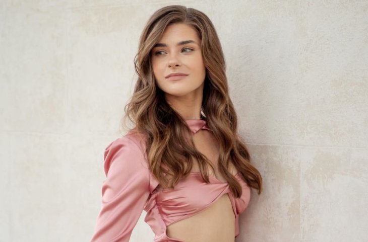 23-летняя жена Владимира Остапчука блеснула фигурой в полупрозрачном нижнем белье