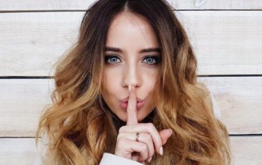 Надя Дорофеева продемонстрировала топик со стразами