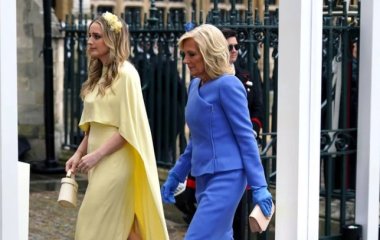 Джилл Байден с внучкой появились на коронации Чарльза III в сине-желтых образах