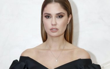 «Чем дольше без мужа — тем шире декольте»: Муцениеце подразнила пышным бюстом