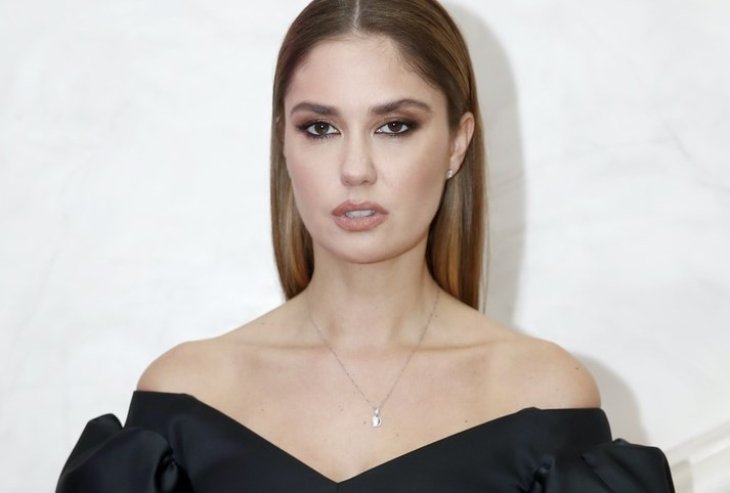 «Чем дольше без мужа — тем шире декольте»: Муцениеце подразнила пышным бюстом