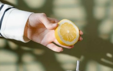 Лікар розповів, у яких випадках небезпечно їсти лимон під час застуди.