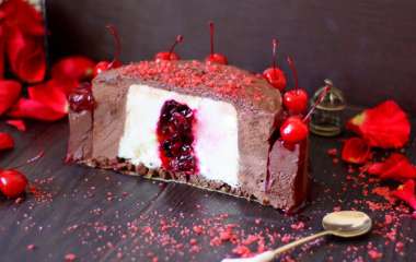 Постный шоколадный пирог с вишневым муссом