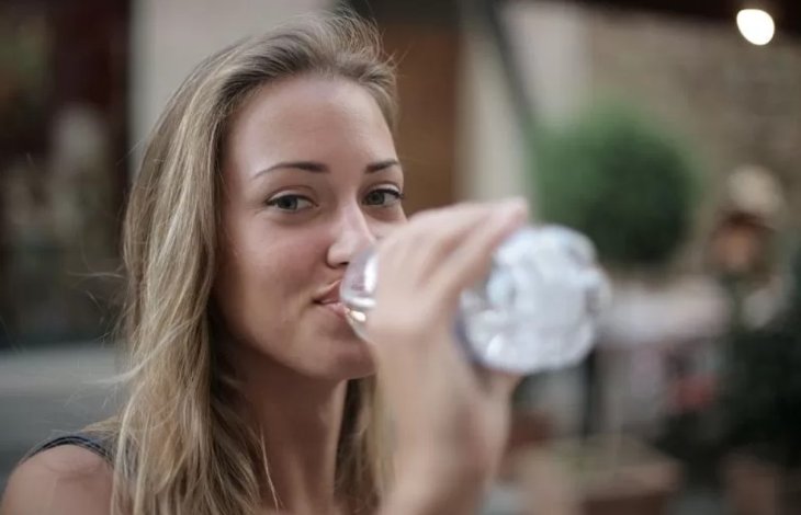 Шість хитрощів для тих, хто хоче пити більше води протягом дня