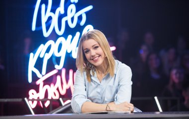 Юлианна Караулова позировала на красной дорожке в леопардовых туфлях