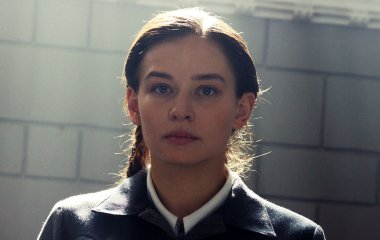 Юлия Пересильд показала фигуру в синем купальнике