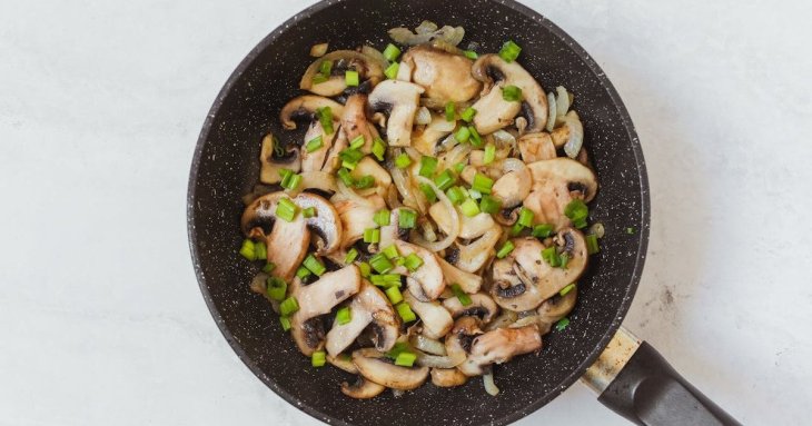 На чому смажити печериці, щоб вони були хрусткі, ароматні та не пускали сік