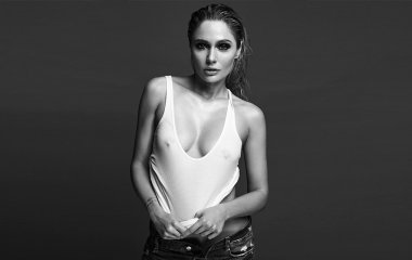Наталья Рудова в пестром бикини позировала на пляже