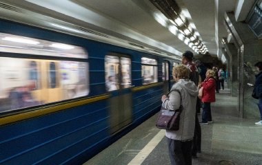 Пасажирка розважила людей у ​​метро танцем на жердині (ВІДЕО)