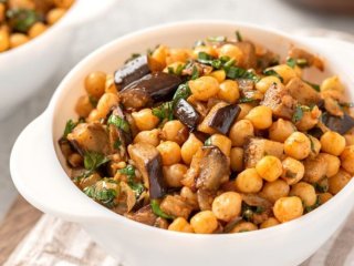Салат из баклажанов и фасоли: вкусная и полезная пища