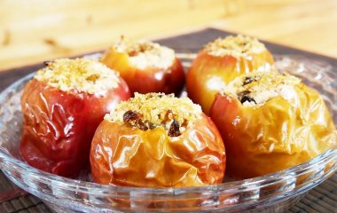 Запеченные яблоки с творогом: рецепт без возни с мукой и тестом