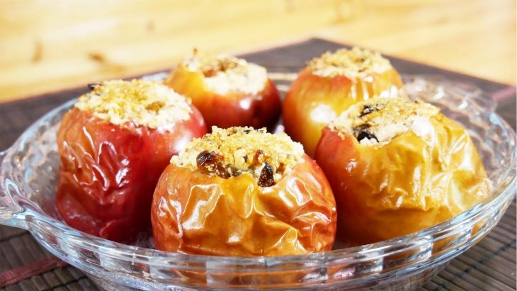Запеченные яблоки с творогом: рецепт без возни с мукой и тестом