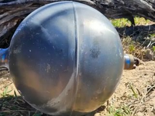 На пляжі виявили 6 загадкових металевих куль: вони прибули з космосу