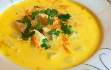 Горячий обед на скорую руку: как приготовить ароматный суп с сыром и гренками