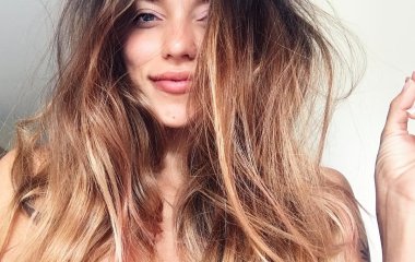 Регина Тодоренко позировала в платье-тренче цвета металлик