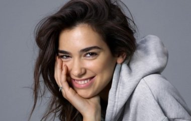Дуа Липа позировала в блестящем платье на церемонии «NRJ Music Awards»