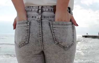 С чем носить женские серые джинсы: модные образы и фото