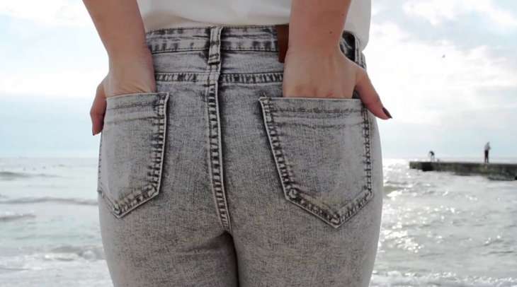 С чем носить женские серые джинсы: модные образы и фото
