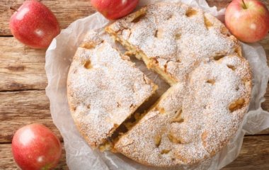 Смачна шарлотка на сковороді: Легкий рецепт для домашніх посиденьок