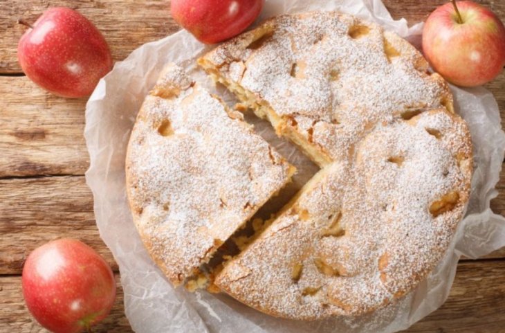 Смачна шарлотка на сковороді: Легкий рецепт для домашніх посиденьок