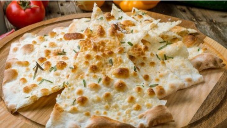 Как приготовить тонкую и хрустящую римскую пиццу «Скрочиарела»