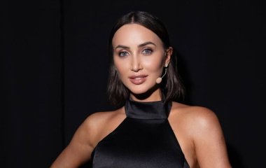 Ганна Різатдінова наробила гарячих фото в купальнику на тлі моря і засвітила пишний бюст