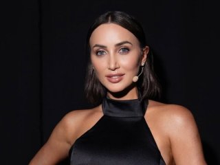 Ганна Різатдінова наробила гарячих фото в купальнику на тлі моря і засвітила пишний бюст