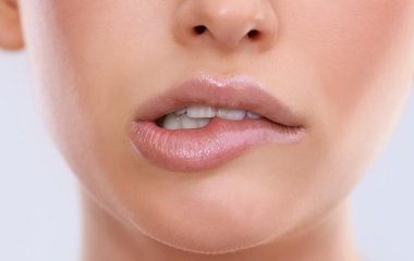 Чому ми кусаємо губи: 4 випадки, коли це відбувається через проблеми зі здоров'ям