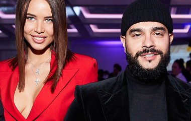 Невеста Тимати подчеркнула округлившийся животик шелковыми мини