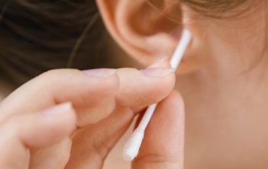 Лор розповів про небезпеку використання ватяних паличок для вух