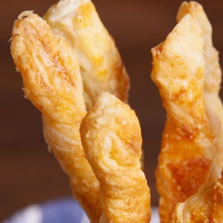 Витые слойки с пармезаном