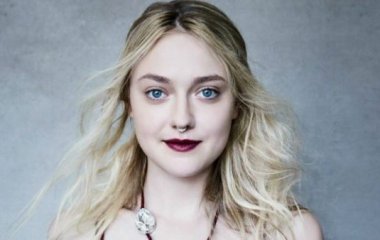Дакота Фэннинг позировала в зеленом платье на кинопремии «Эмми»