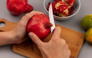 Як почистити гранат за одну хвилину без бризок соку та безладу на кухні: простий спосіб із ложкою