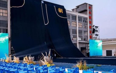 Найбільші у світі джинси: фото та довжина одягу, що вищий знакової європейської будівлі