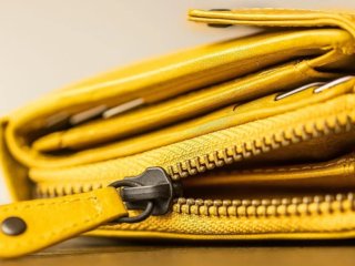 Якого кольору має бути гаманець, щоб притягувати гроші: у кожного знаку зодіаку власний відтінок