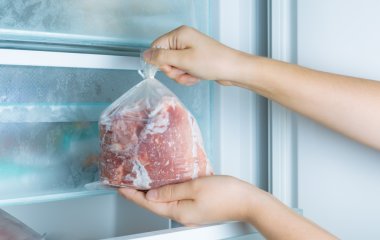95% людей роблять це неправильно: як розморозити м'ясо, щоб воно було безпечним для здоров'я