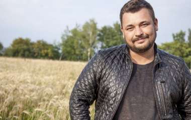 Сергей Жуков удивил публикацией с восточными красавицами
