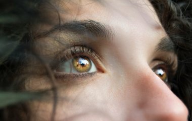 Це зовсім не зовнішність: жіноча риса, що приваблює чоловіків — перед такими встояти неможливо