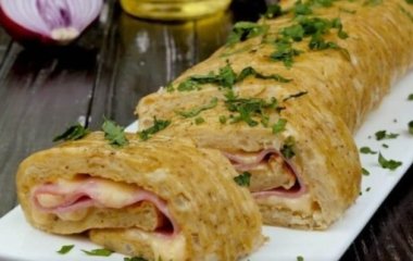 Рулет с картофелем и ветчиной: оригинальная закуска, которая разлетится со стола за пару минут