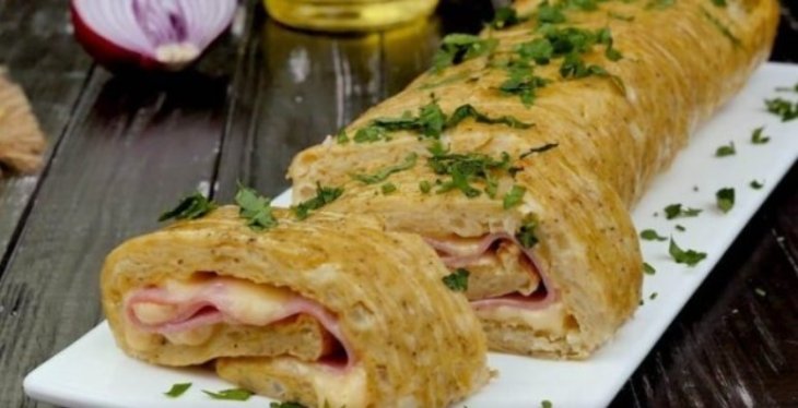 Рулет с картофелем и ветчиной: оригинальная закуска, которая разлетится со стола за пару минут