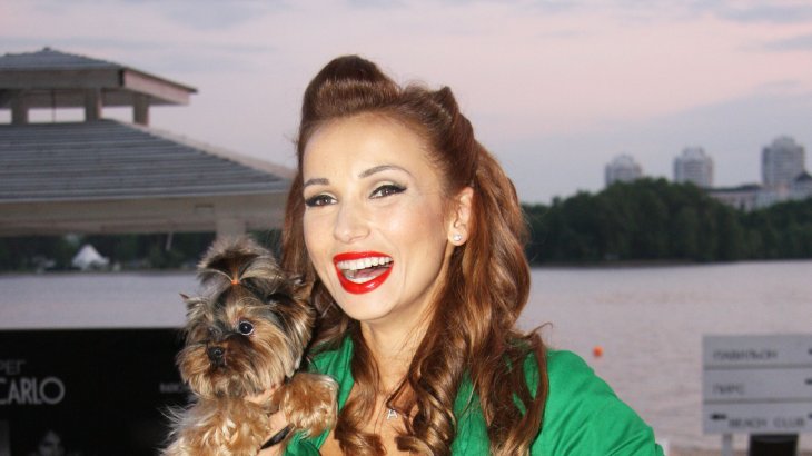 Анфиса Чехова похвасталась идеальной фигурой в ажурном платье