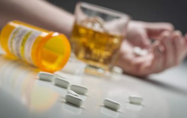 Иммунолог предупредил о последствиях сочетания лекарств с алкоголем